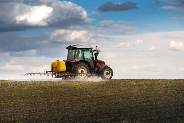 Traktor Rozprašuje Pesticidy Sójové Pole Postřikovačem Jaře — Stock fotografie