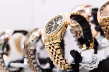 Vitrinde sergilenen lüks saatler, sığ alan derinliği.