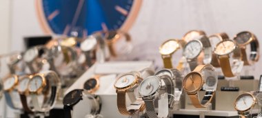 Vitrinde sergilenen lüks saatler, sığ alan derinliği.