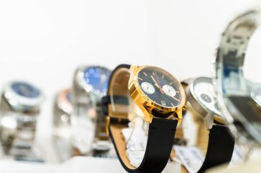 Vitrinde sergilenen lüks saatler, sığ alan derinliği.