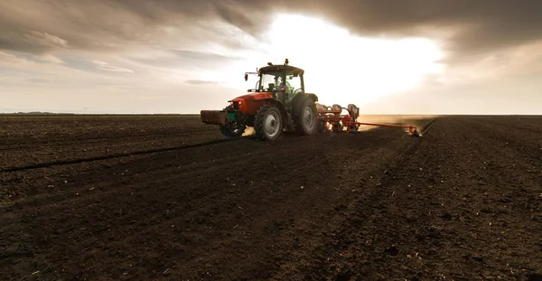 Landwirt Sät Sojabohnen Mit Pneumatischer Sämaschine — Stockfoto