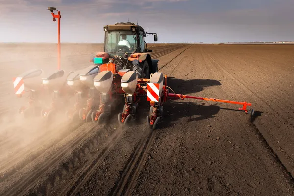 Landwirt Sät Sojabohnen Mit Pneumatischer Sämaschine — Stockfoto