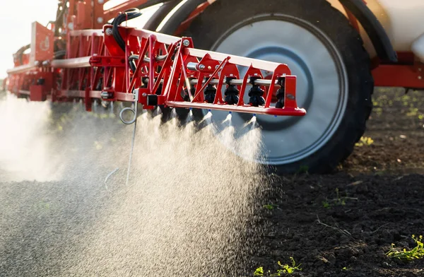 Traktor Versprüht Pestizide Auf Feld Mit Sprüher — Stockfoto