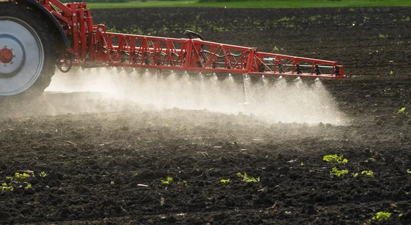 Spuiten Van Pesticiden Het Veld Met Sproeiapparaat — Stockfoto