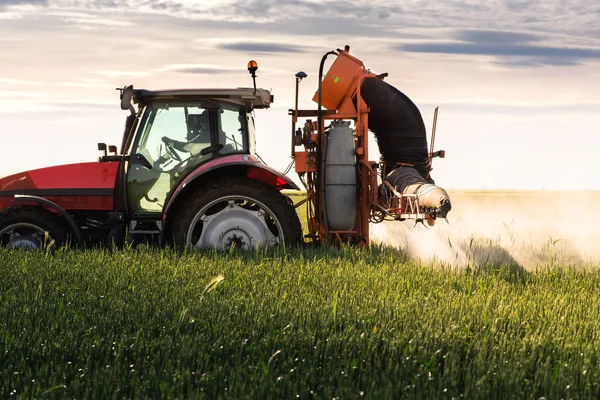 Tractor Rociando Pesticidas Sobre Campo Verde —  Fotos de Stock