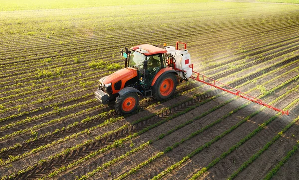 Trator Pulverizando Pesticidas Campo Soja Com Pulverizador Primavera — Fotografia de Stock