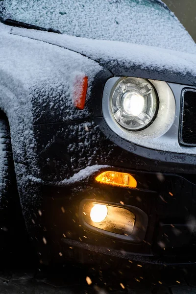 Чорний Чотириколісний Автомобіль Вогнями Зимовій Дорозі — стокове фото