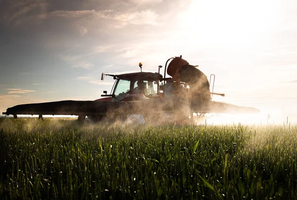 Tractor Rociando Pesticidas Sobre Campo Verde — Foto de Stock