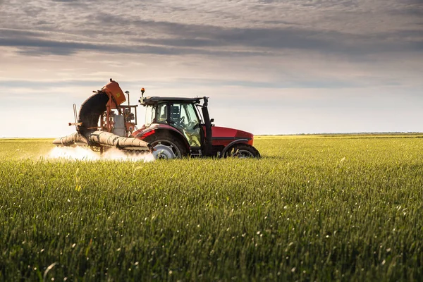 Traktor Rozstřikuje Pesticidy Zeleném Poli — Stock fotografie