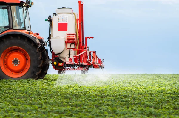 Traktor Penyemprotan Pestisida Lahan Kedelai Dengan Penyemprot Pada Musim Semi — Stok Foto