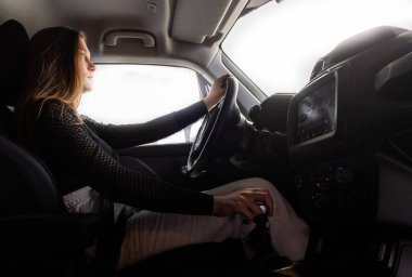 Genç güzel kadın sürüş araba 