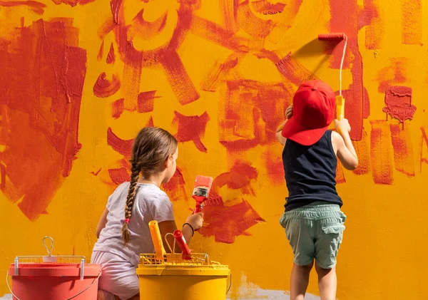 Duas Crianças Segurando Pincéis Suas Mãos Pintando Parede Quarto — Fotografia de Stock