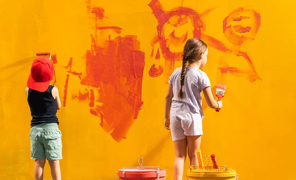 Duas Crianças Segurando Pincéis Suas Mãos Pintando Parede Quarto — Fotografia de Stock
