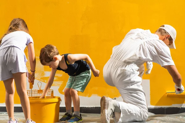 Les Enfants Leur Père Peignent Une Pièce Aide Rouleau Peinture — Photo