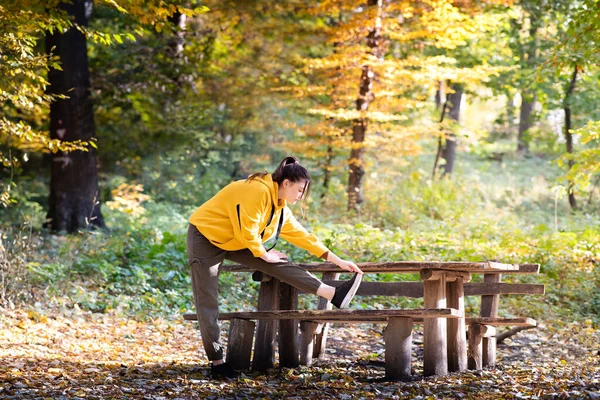 Girl Exercise Autumn Forest — Stock fotografie