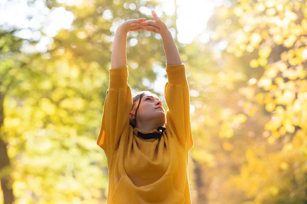 Girl Exercise Autumn Forest — Zdjęcie stockowe