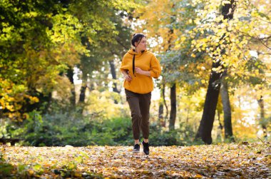Genç, güzel, beyaz bir kadın antrenman yapıyor..
