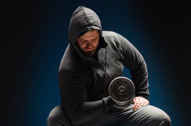 Sağlıklı bir adam spor salonunda çok sıkı çalışır.