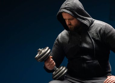 Sağlıklı bir adam spor salonunda çok sıkı çalışır.