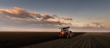  Traktör akşamları tarlayı sürüyor..
