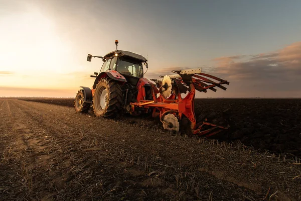 Traktor Plogar Fältet Kvällen Vid Solnedgången — Stockfoto