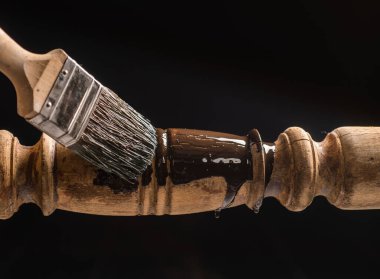 Eski mobilyaların yenilenmesi. Ahşap yüzey boyama ile ev geliştirme kavramı.