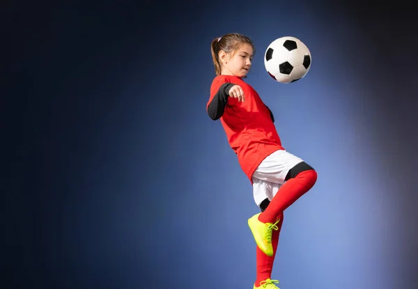 Dziewczyna Kopie Piłkę Boisku Piłki Nożnej — Zdjęcie stockowe