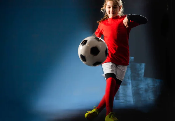 Dziewczyna Kopie Piłkę Boisku Piłki Nożnej — Zdjęcie stockowe