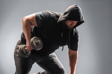 Sağlıklı bir adam spor salonunda çok sıkı çalışır.