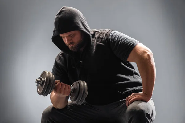 Sağlıklı Bir Adam Spor Salonunda Çok Sıkı Çalışır — Stok fotoğraf