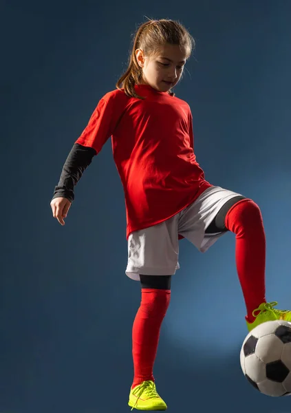 Chica Jugar Con Ball Standing Fútbol Aislado Azul — Foto de Stock