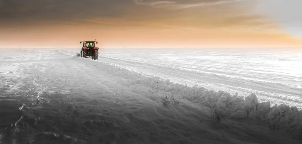Traktor Reinigt Straße Winter Vom Schnee — Stockfoto