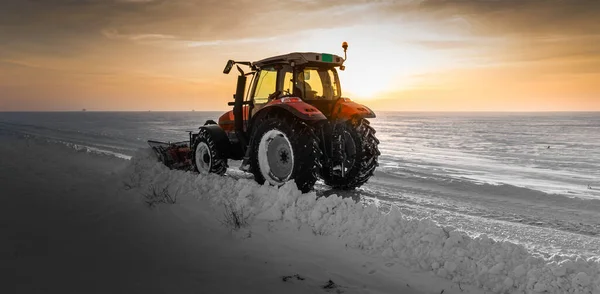 トラクターは冬の雪から道路をきれいにする — ストック写真