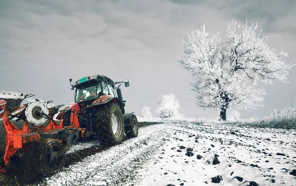 Trekker Ontijdig Ploegt Besneeuwde Landbouwgrond Het Voorjaar — Stockfoto