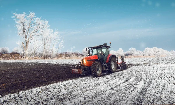 Tractor Arados Prematuros Tierras Cultivo Cubiertas Nieve Primavera —  Fotos de Stock