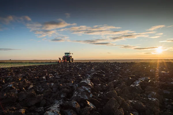 Traktor Pflügt Abends Bei Sonnenuntergang Das Feld — Stockfoto