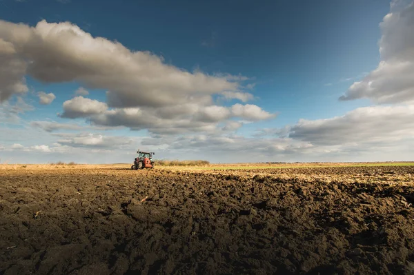 Trekker Ploegt Het Veld Avond Bij Zonsondergang — Stockfoto