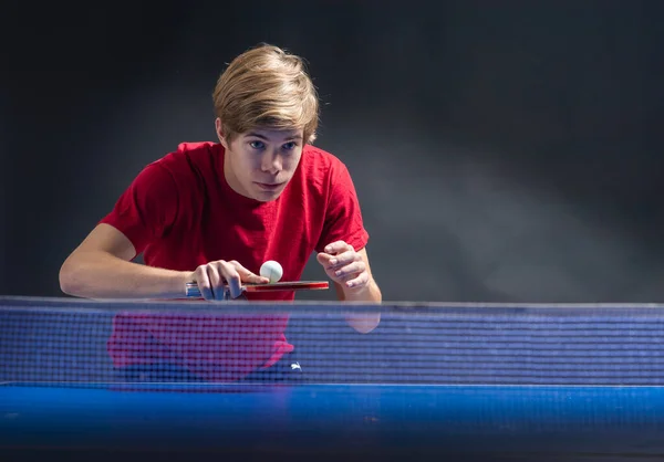 Adolescent Jouant Ping Pong Tennis Table Équipement Mouvement — Photo