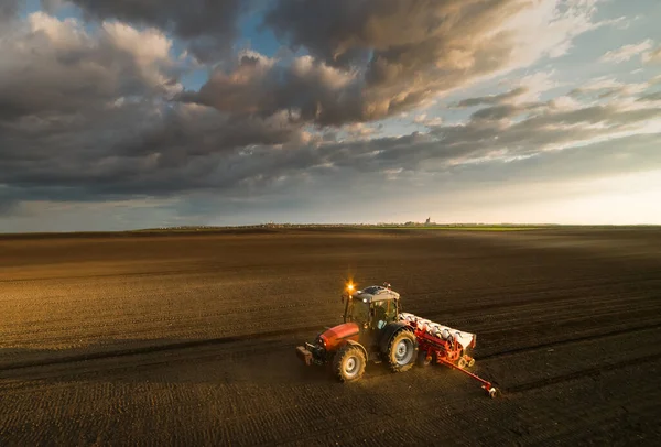 Farmář Výsevem Traktoru Výsev Plodin Zemědělském Poli Rostliny Pšenice — Stock fotografie