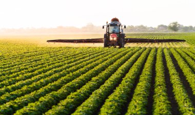 Pestisitler soya sahada püskürtücü ile bahar püskürtme traktör
