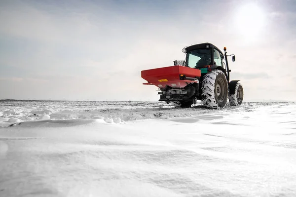 Boer Met Trekker Zaaien Zaaien Gewassen Landbouwgronden Winter Sneeuw — Stockfoto