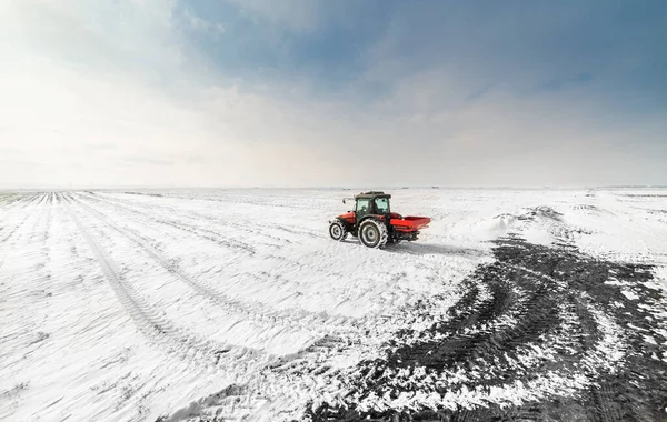 Boer Met Trekker Zaaien Zaaien Gewassen Landbouwgronden Winter Sneeuw — Stockfoto