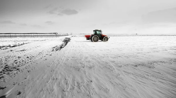 Αγρότης Τρακτέρ Σπορά Σπορά Καλλιέργειες Στο Γεωργικό Τομέα Χειμώνα Χιόνι — Φωτογραφία Αρχείου