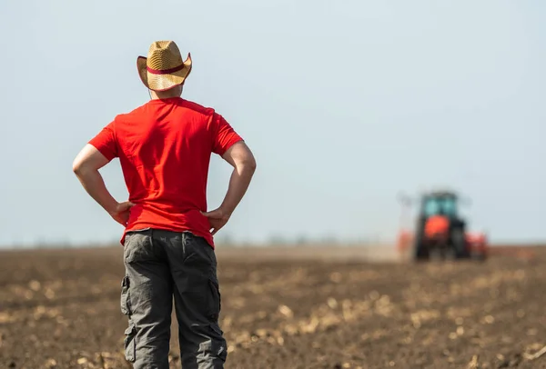 Joven Agricultor Tierras Cultivo Con Tractor Segundo Plano —  Fotos de Stock