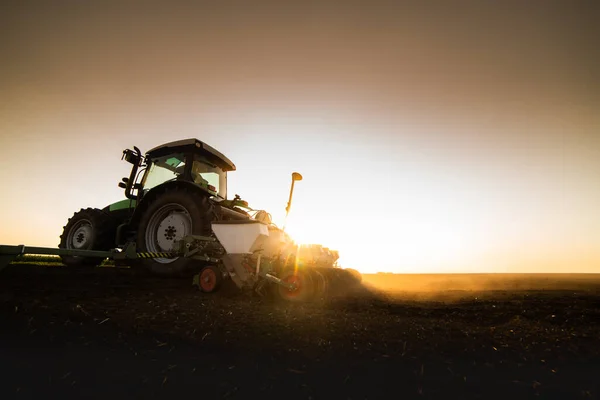 Boer Met Trekker Zaaien Zaaien Gewassen Landbouwgebied Planten Tarwe — Stockfoto