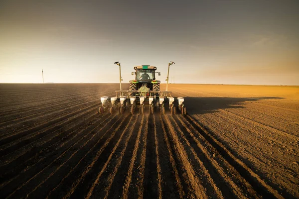 Traktör Tohumu Eken Bir Çiftçi Tarım Tarlasına Ekin Ekiyor Bitkiler — Stok fotoğraf