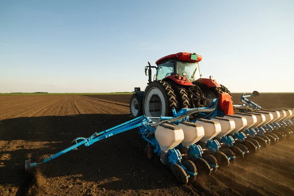 Agriculteur Avec Semis Tracteur Semis Cultures Dans Champ Agricole Plantes — Photo