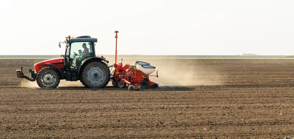 Farmář Traktorem Výsevu Plodin Poli — Stock fotografie