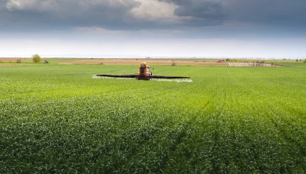 Farmář Výsevem Traktoru Výsev Plodin Zemědělském Poli Rostliny Pšenice — Stock fotografie