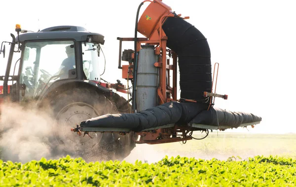 Trator Pulverizando Pesticidas Campo Soja Com Pulverizador Primavera — Fotografia de Stock